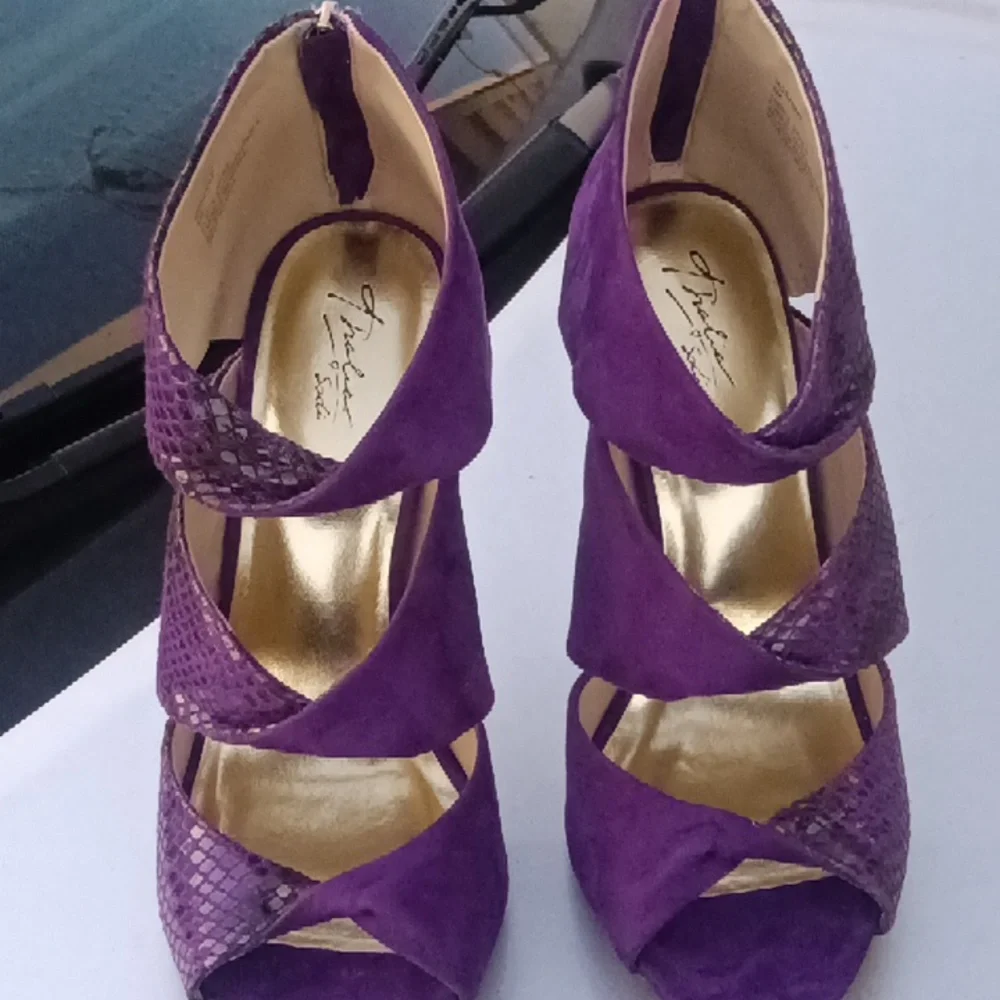 Used - Picture 2 of 4